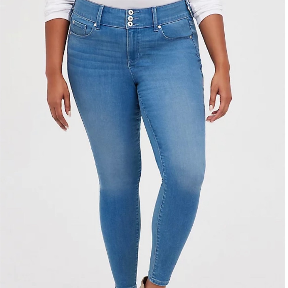 TORRID NWT JEGGING - SUPER SOFT ECO MEDIUM WASH SZ 18 REG